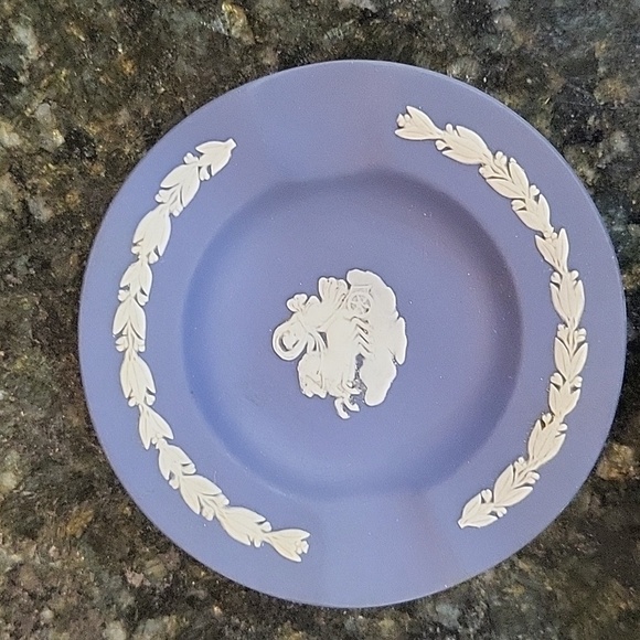VINTAGE Wedgwood Jasperware White on Portland Dark Blue Trinket Dish Ashtray - Picture 1 of 5
